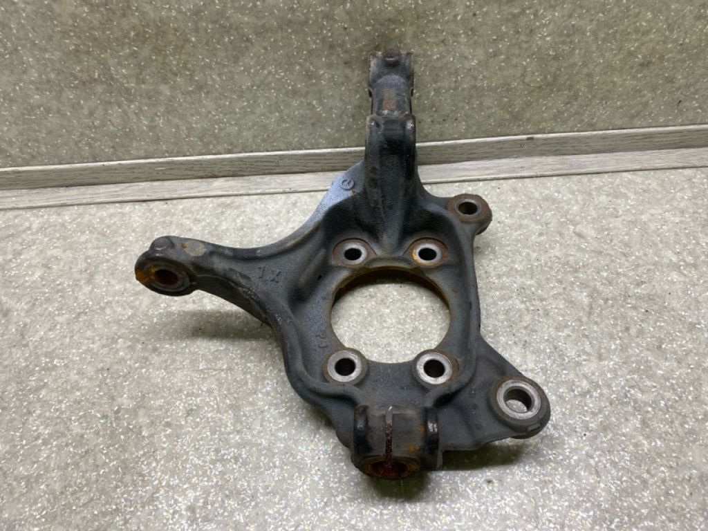 B45A-33-031 | Кулак поворотний лів. MAZDA 3 BM 13-19 - Фото 2