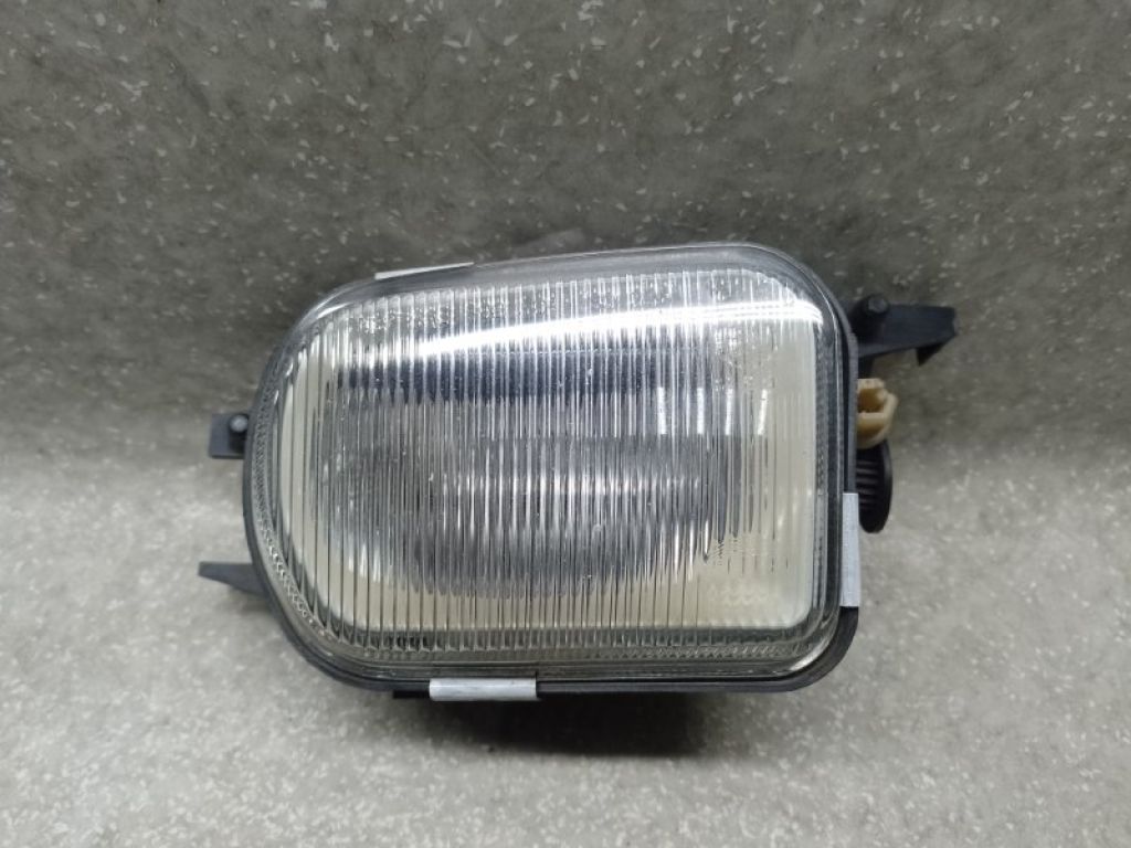 A 215 820 06 56 | Противотуманная фара прав. MERCEDES C-CLASS W203 00-07