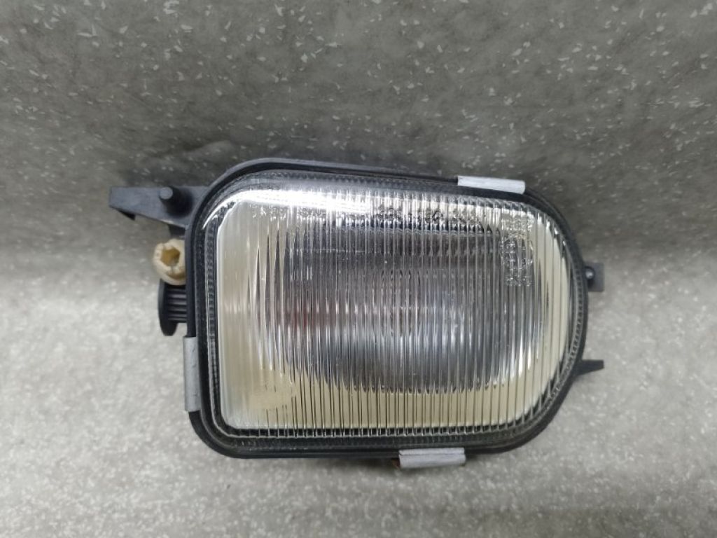 A 215 820 05 56 | Противотуманная фара лев. MERCEDES C-CLASS W203 00-07