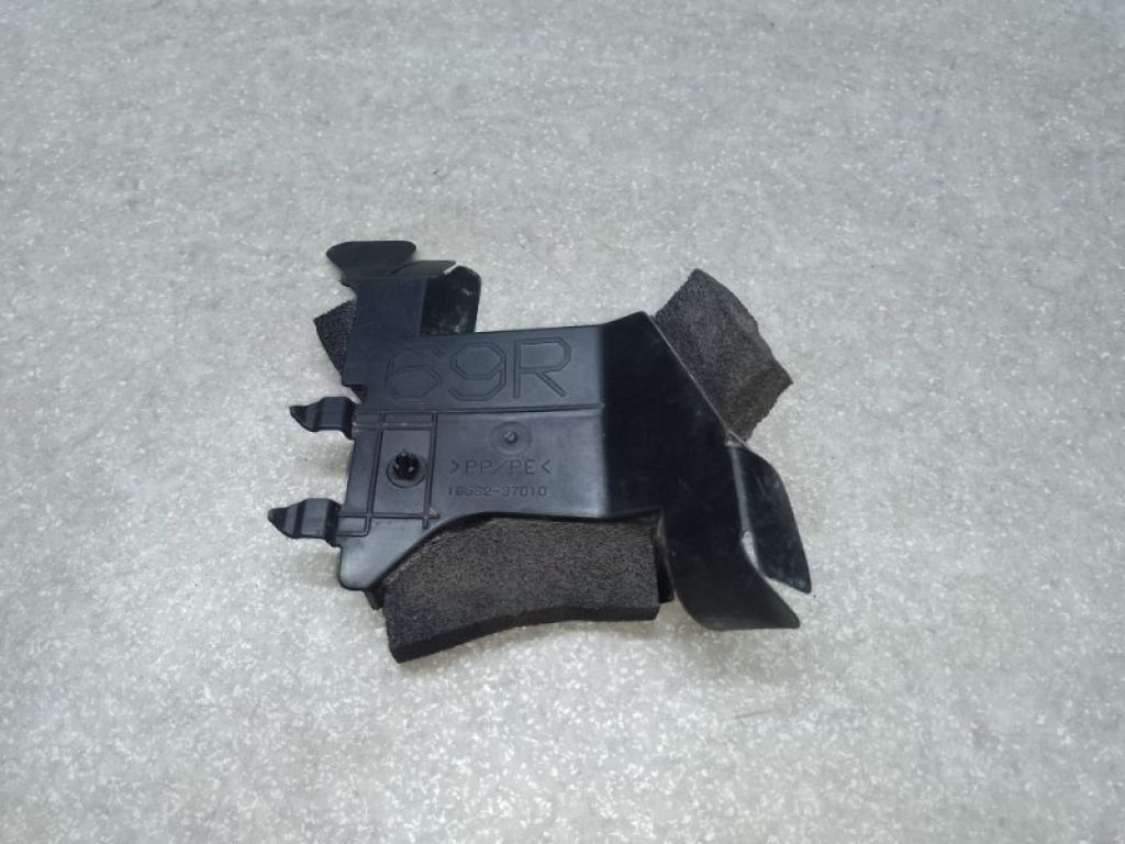 16562-37010 | Дефлектор радіатора прав. TOYOTA PRIUS 16-