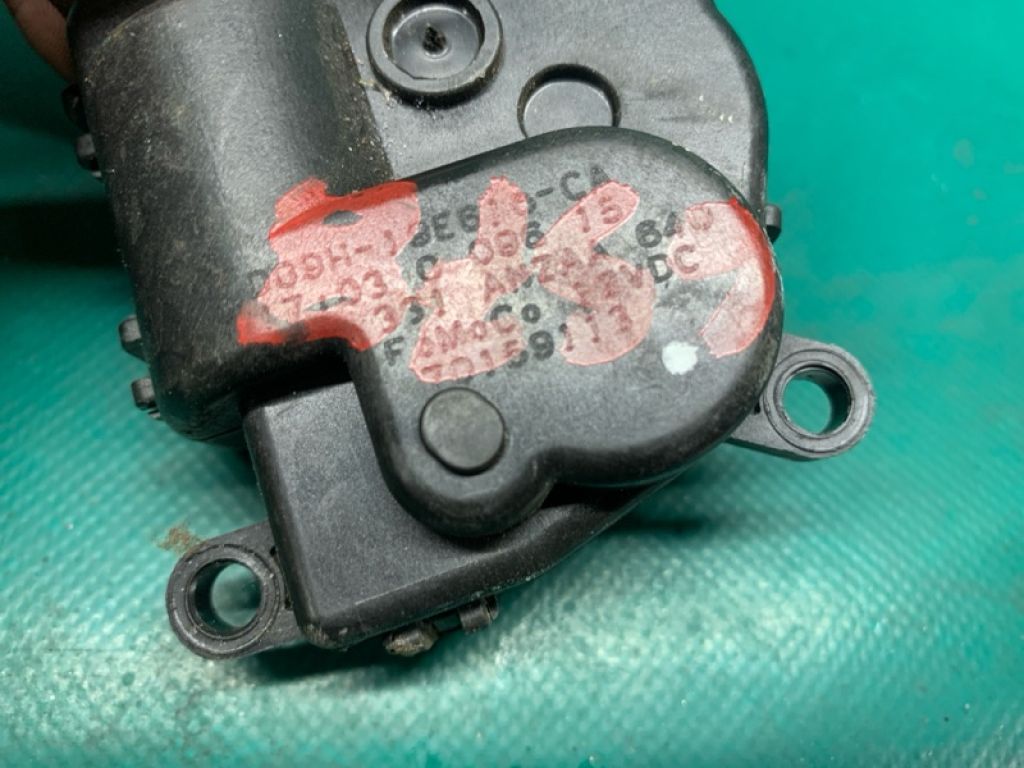 GS7Z-19E616-C | Моторчик заслінки пічки FORD FUSION 14- - Фото 3