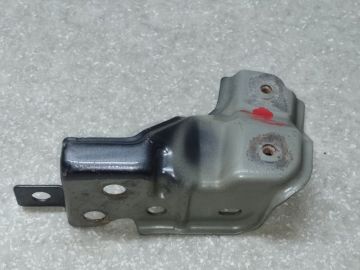 Кронштейн крыла передн. лев. TOYOTA PRIUS 16-