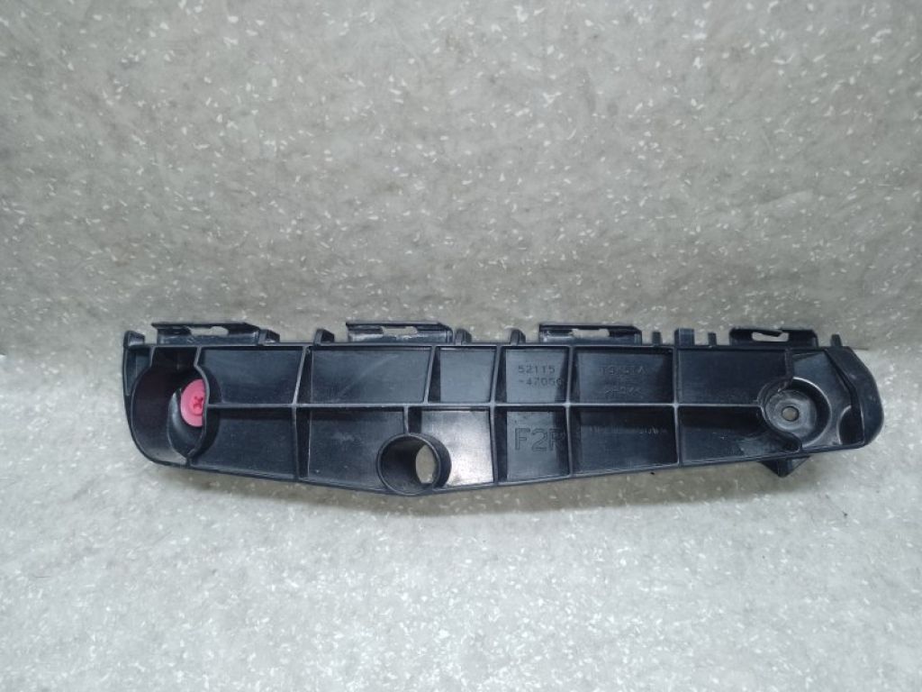 52115-47050 | Кронштейн переднего бампера (на крыле) прав. TOYOTA PRIUS 16-