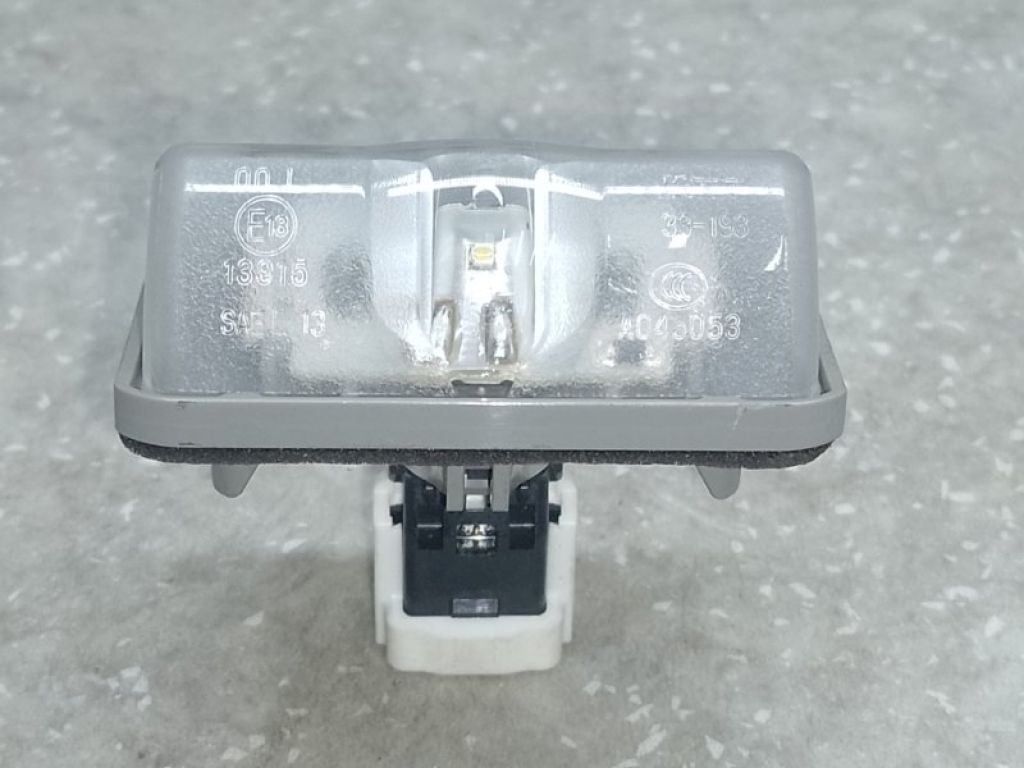 81270-33110 | Подсветка номера TOYOTA PRIUS 16-