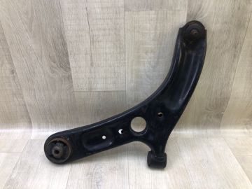 Важіль передньої підвіски нижній лів. KIA FORTE YD 12-