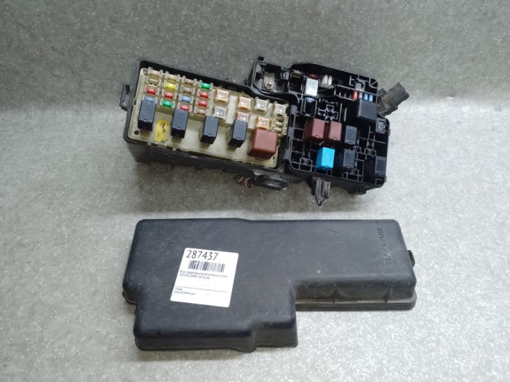 Блок запобіжників моторний відсік TOYOTA CAMRY 30 02-06