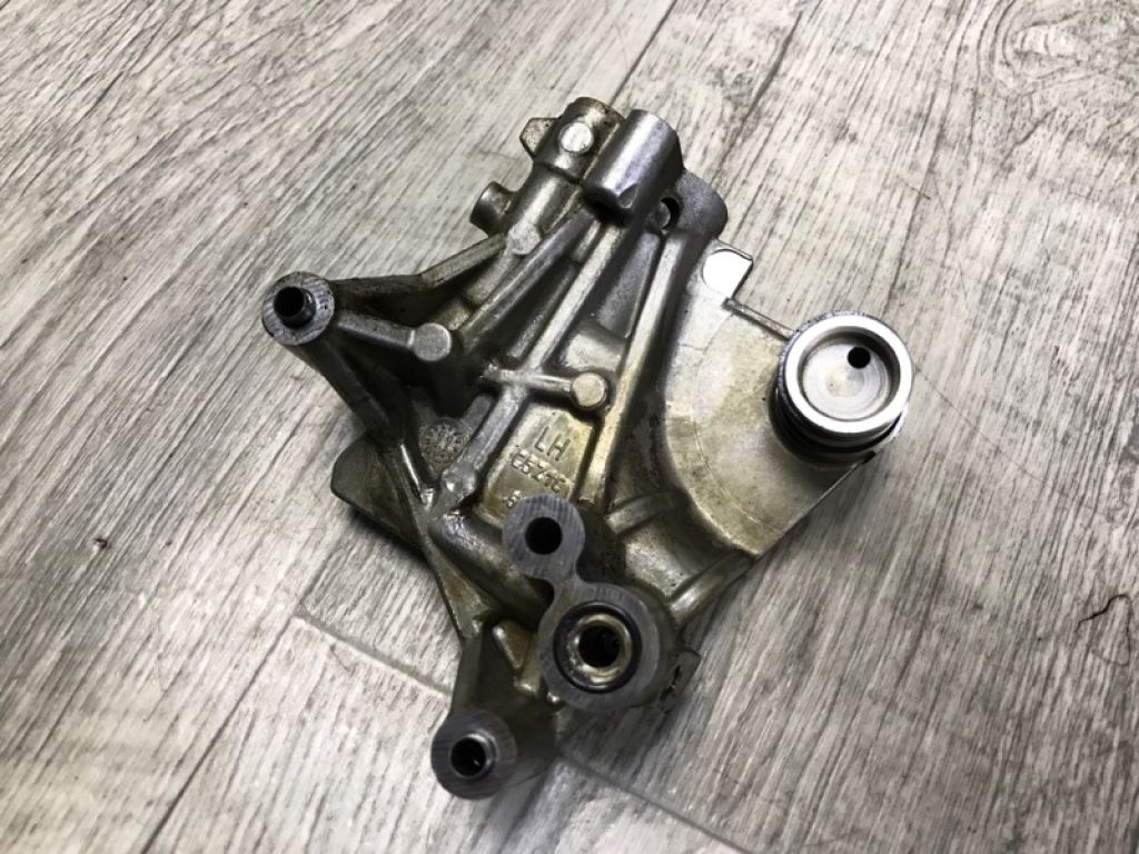 CY01-10-6G0 | Кронштейн лів. MAZDA CX-9 06-16