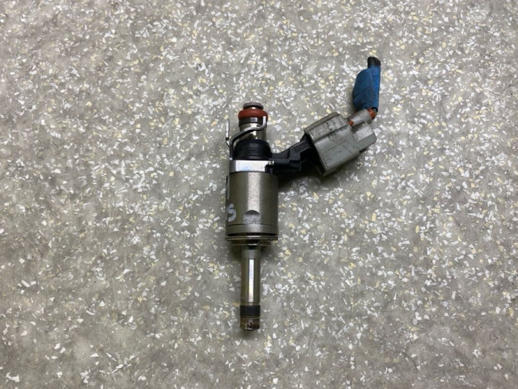 CP9Z-9F593-B | Форсунка топливная FORD FOCUS 10-18