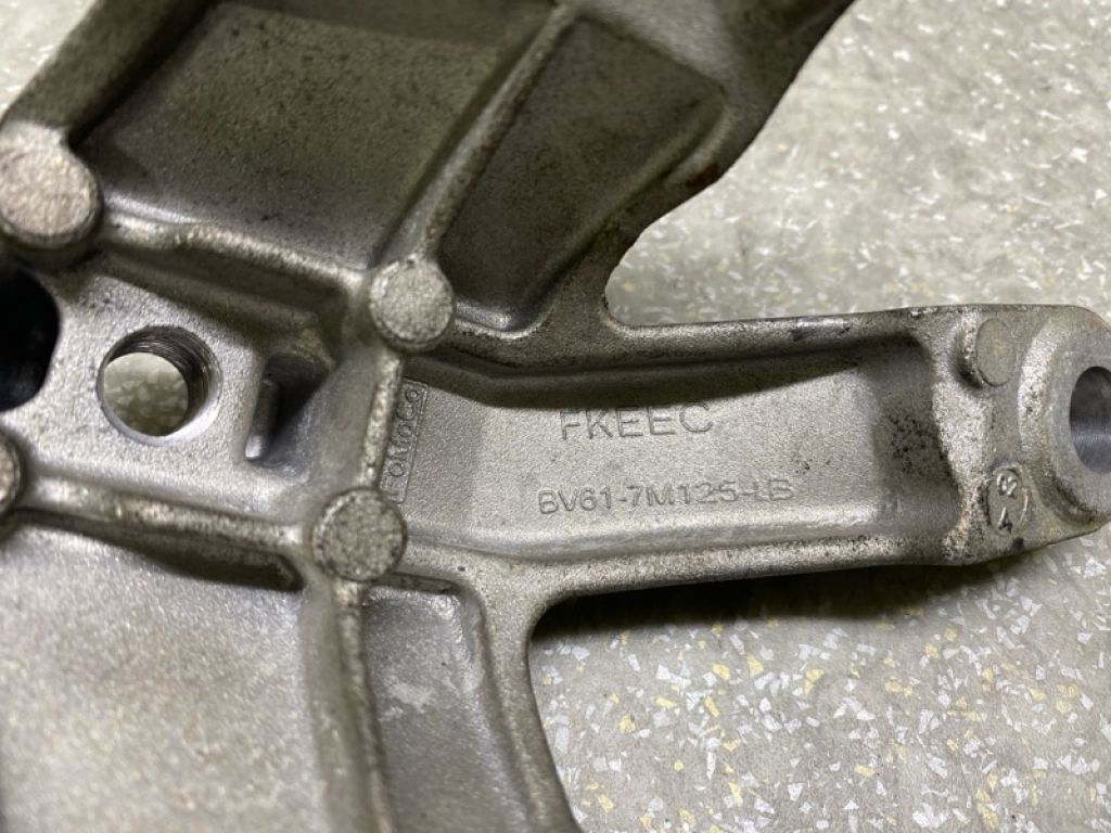 BV6Z-7M125-A | Кронштейн КПП FORD FOCUS 10-18 - Фото 3