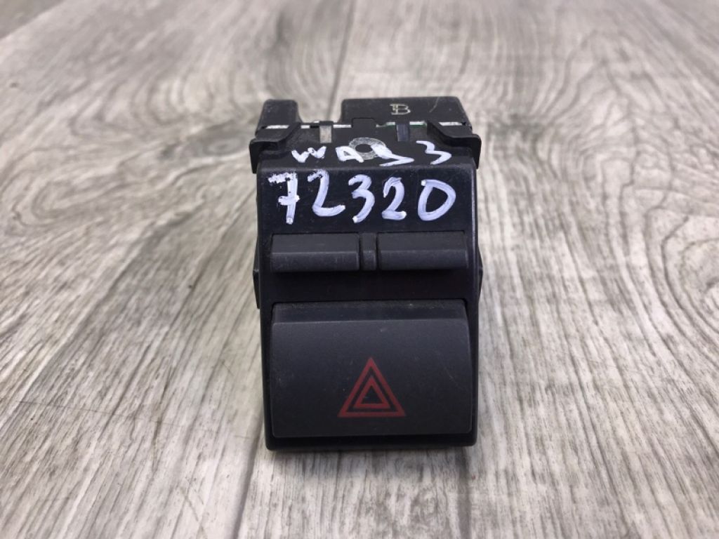 84332-06100-B1 | Кнопка аварийной сигнализации TOYOTA CAMRY 40 06-11