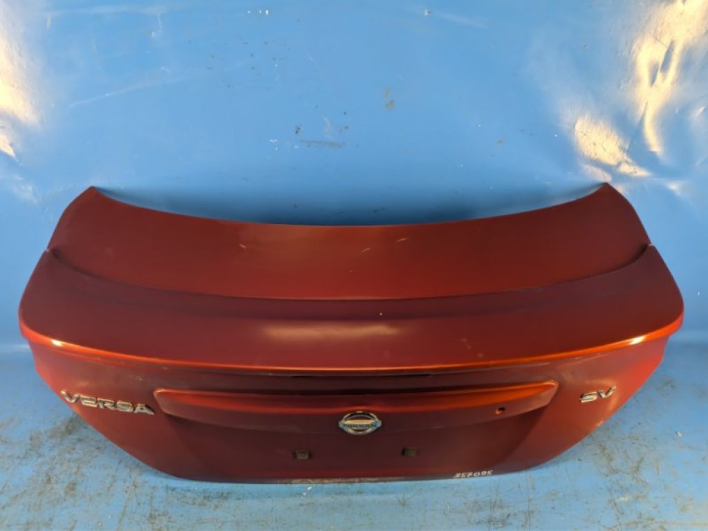H4300-9KAME | Кришка багажника NISSAN VERSA B17 11-19 - Фото 2