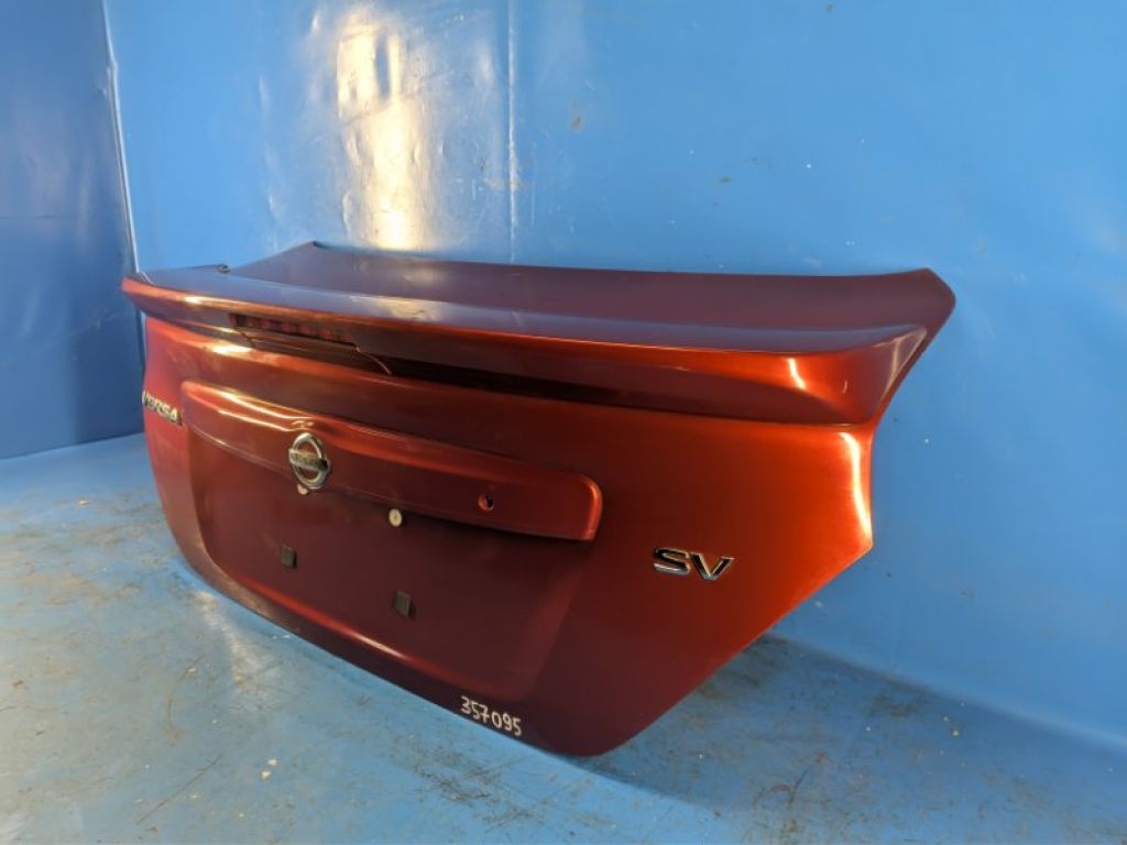 H4300-9KAME | Кришка багажника NISSAN VERSA B17 11-19 - Фото 3