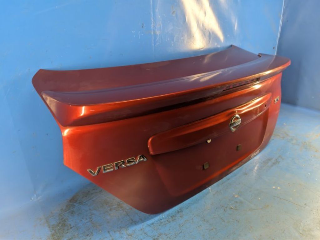 H4300-9KAME | Кришка багажника NISSAN VERSA B17 11-19 - Фото 4