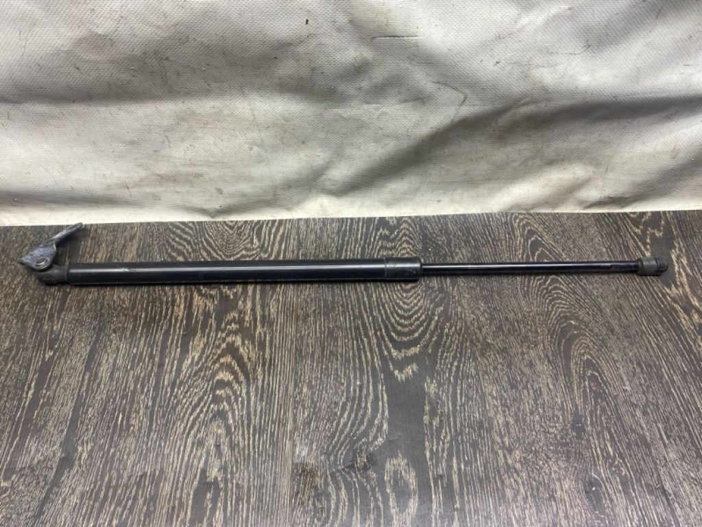 68905AE022 | Амортизатор крышки багажника TOYOTA SIENNA 03-10 - Фото 2