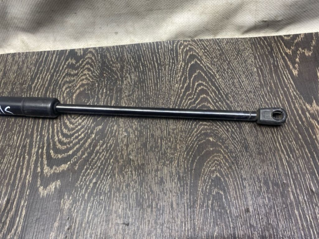 68905AE022 | Амортизатор крышки багажника TOYOTA SIENNA 03-10 - Фото 3