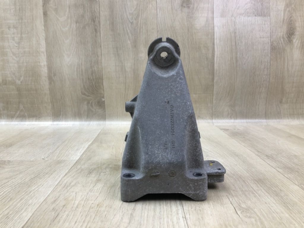 A 274 223 32 04 | Кронштейн опори двигуна прав. MERCEDES C-CLASS A205 16-21