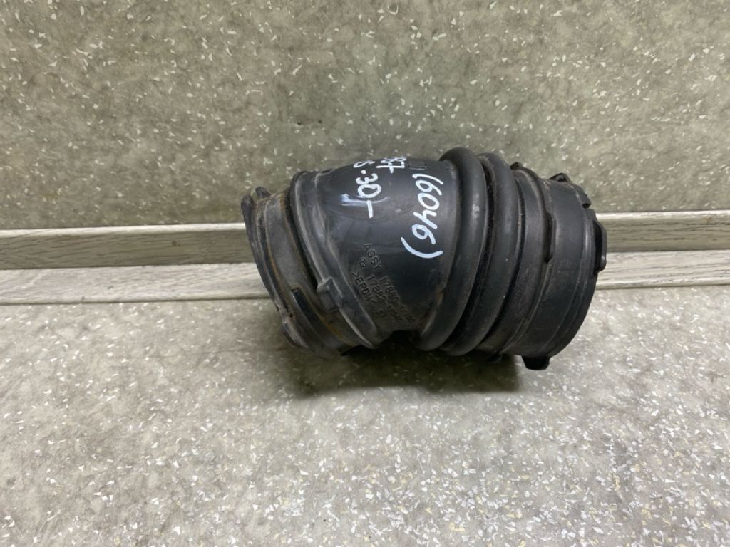 17882-37040 | патрубок повітряного фільтра TOYOTA PRIUS - 30 09-17 - Фото 2