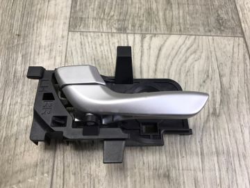 Ручка дверей внутрішня задн. лів. KIA RIO FB 17-