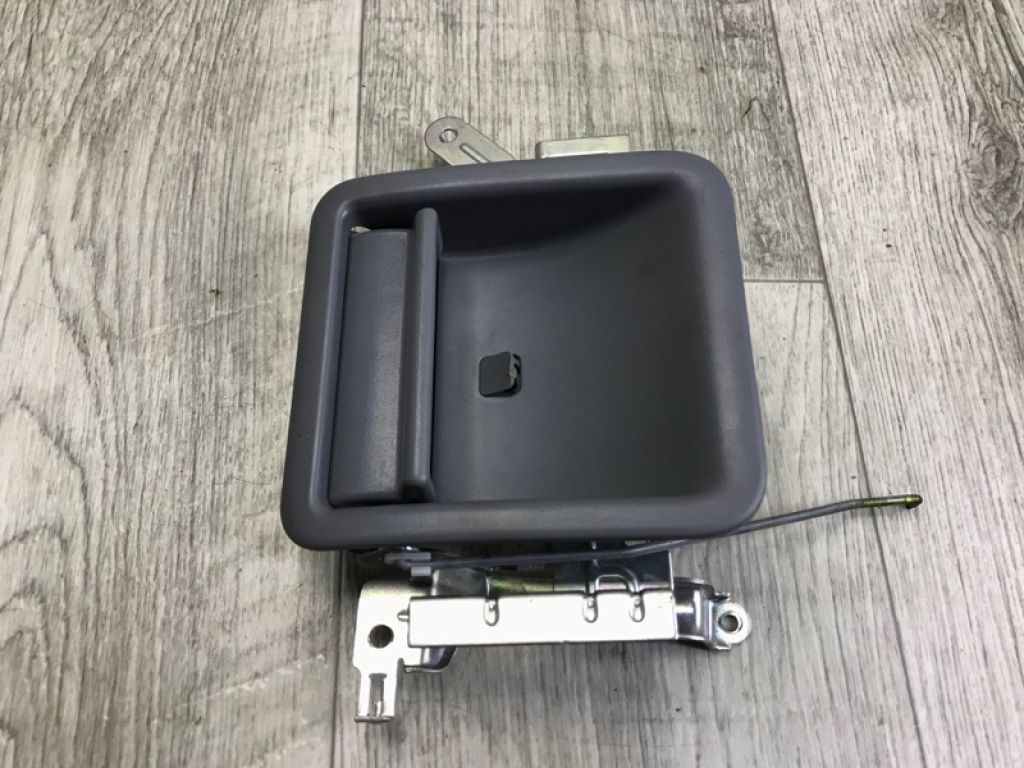 69298-04010-B0 | Ручка дверей внутрішня задн. лів. TOYOTA TACOMA 05-15