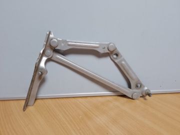 Петля кришки багажника лів. LEXUS GS350 GS300 05-11