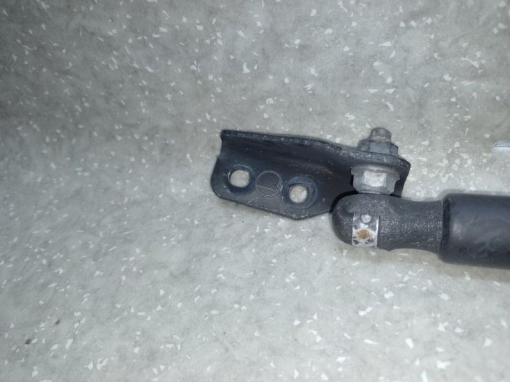 05480869 | Амортизатор крышки багажника лев. CHEVROLET EQUINOX 04-09 - Фото 2