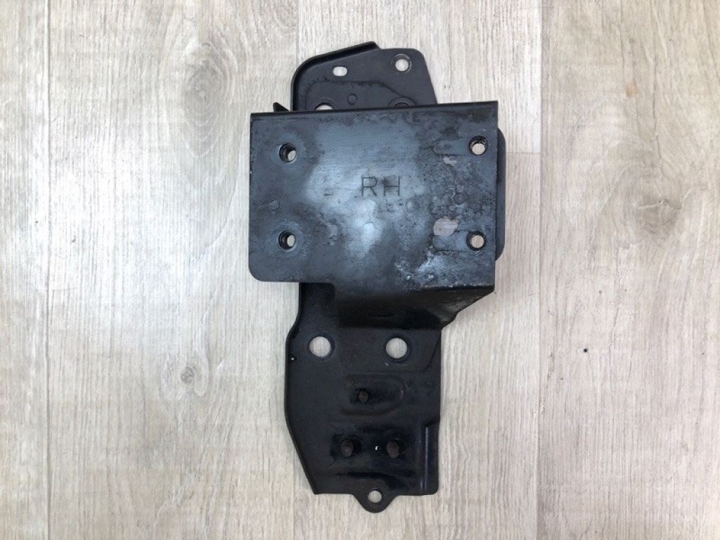 62210CG000 | Кронштейн підсилювача переднього бампера прав. INFINITI FX S50 03-08