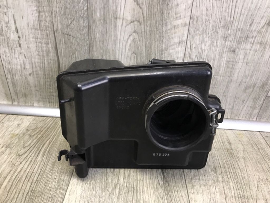 17881-31140 | Резонатор повітряного фільтра TOYOTA CAMRY 40 06-11