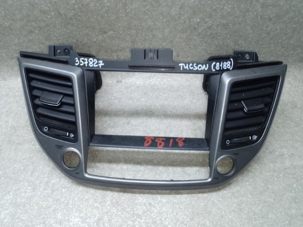 84740-D3200NS5 | Накладка торпедо під магнітолу HYUNDAI TUCSON TL 15-20