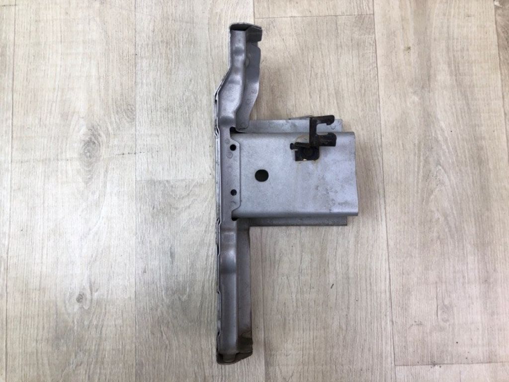 646061R300 | Кронштейн кріплення передньої панелі прав. HYUNDAI ACCENT RB 10-