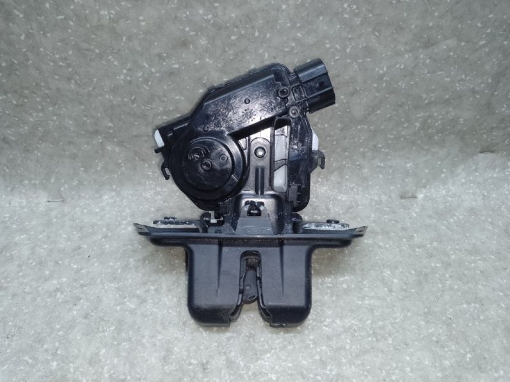69350-47050 | Замок кришки багажника TOYOTA PRIUS 16-