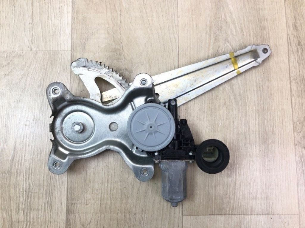 69804-33050 | Склопідйомник задн. лів. TOYOTA CAMRY 40 06-11