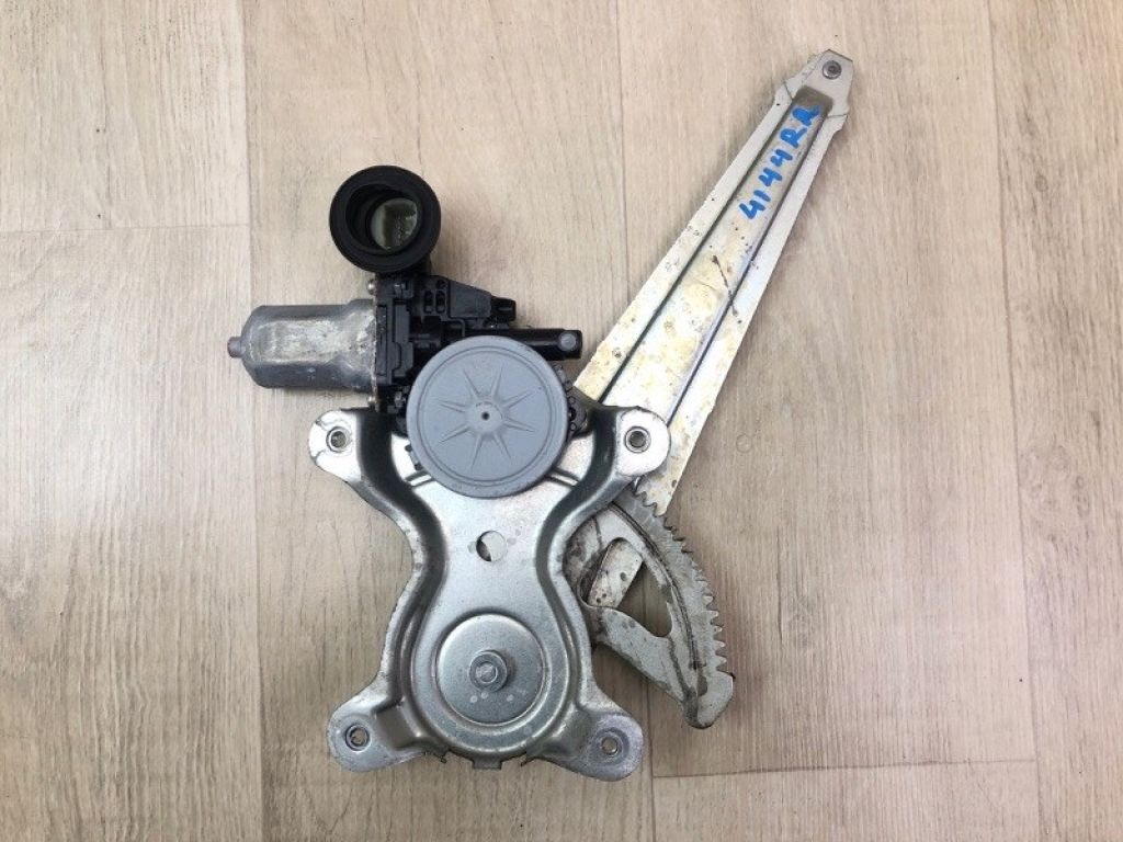 69803-33050 | Склопідйомник задн. прав. TOYOTA CAMRY 40 06-11