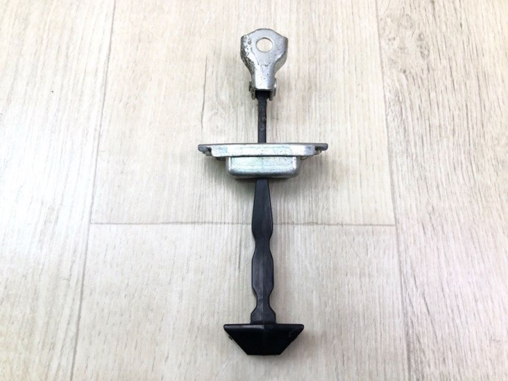 82430-9KK0A | Обмежувач дверей задн. прав. NISSAN VERSA B17 11-19