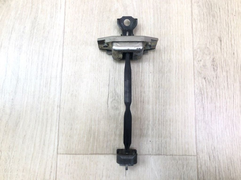 68630-33070 | Ограничитель двери задн. прав. TOYOTA CAMRY 40 06-11