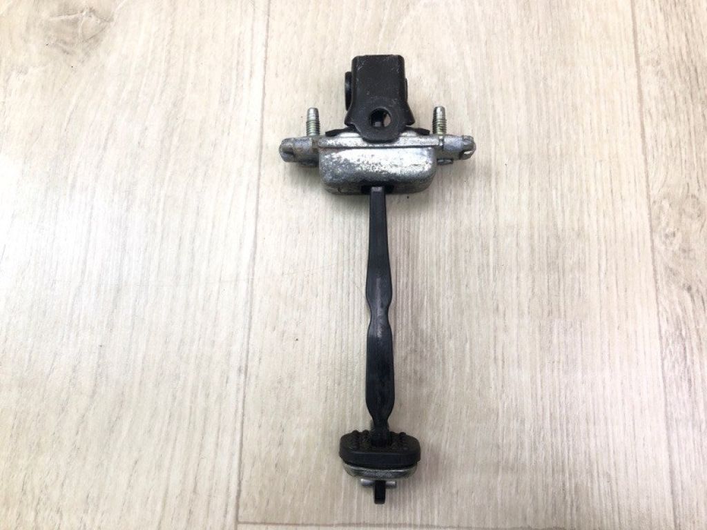 42467899 | Обмежувач дверей задн. прав. CHEVROLET SONIC 11-16