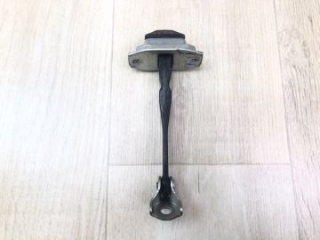 Обмежувач дверей передн. прав. NISSAN VERSA B17 11-19