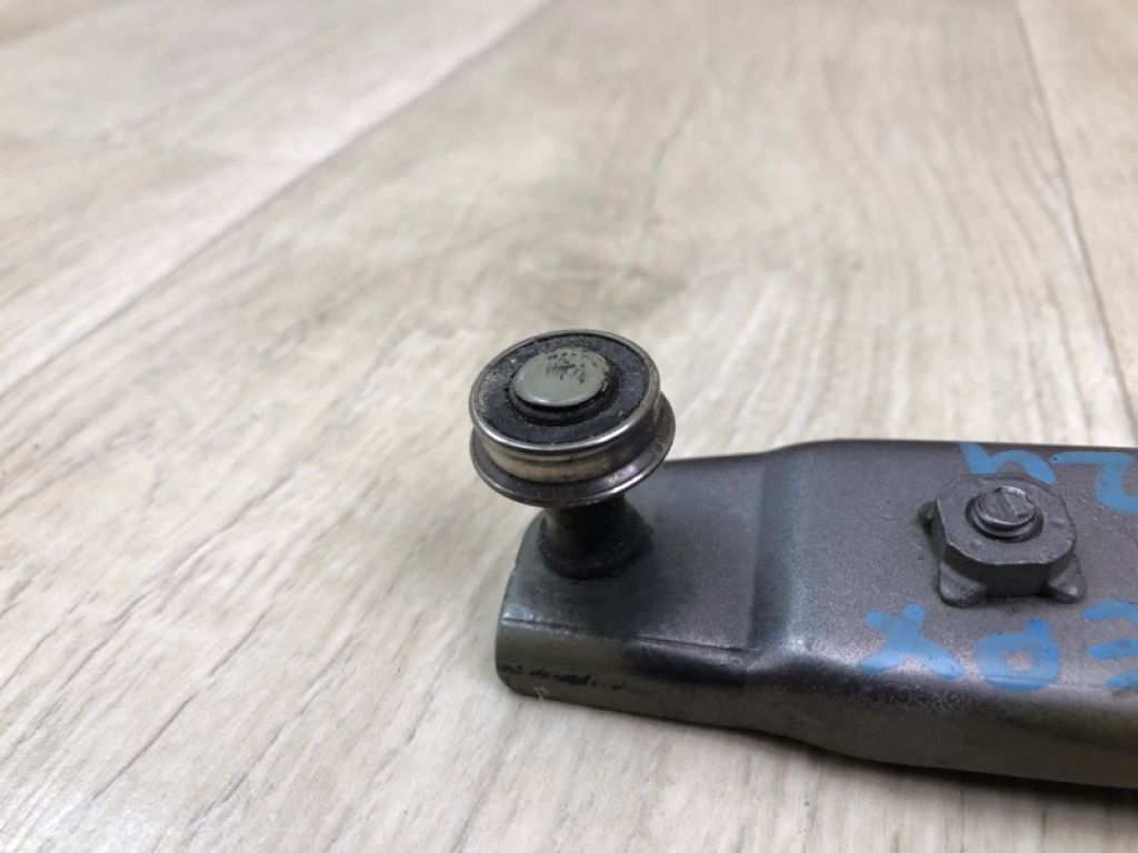 68310-08030 | Ролик зсувних дверей верхній прав. TOYOTA SIENNA 11-16 - Фото 4