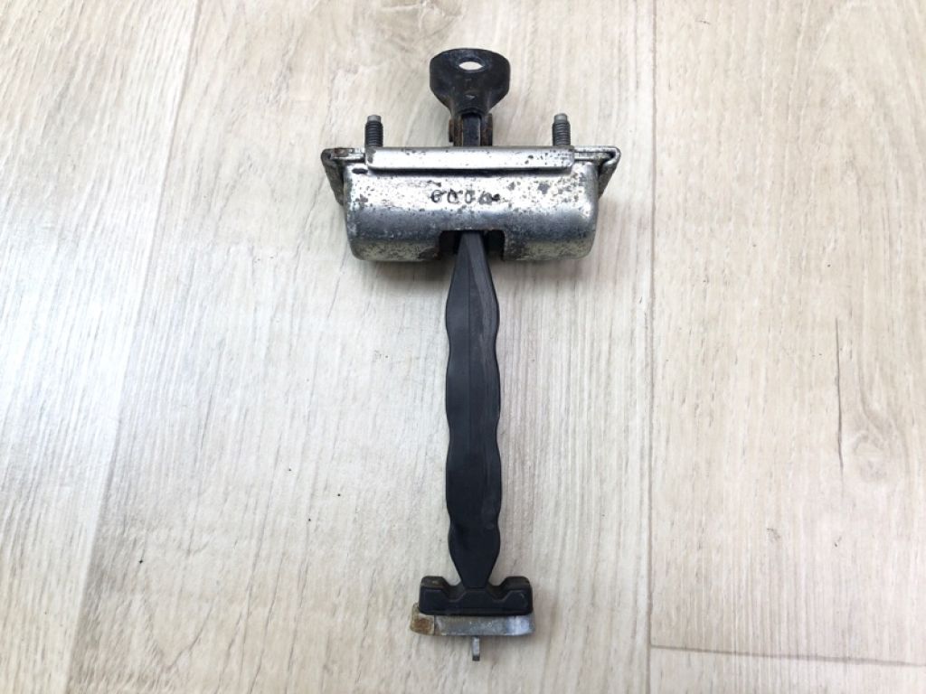 FR3Z-6323552-B | Обмежувач дверей передн. лів. FORD MUSTANG 15-