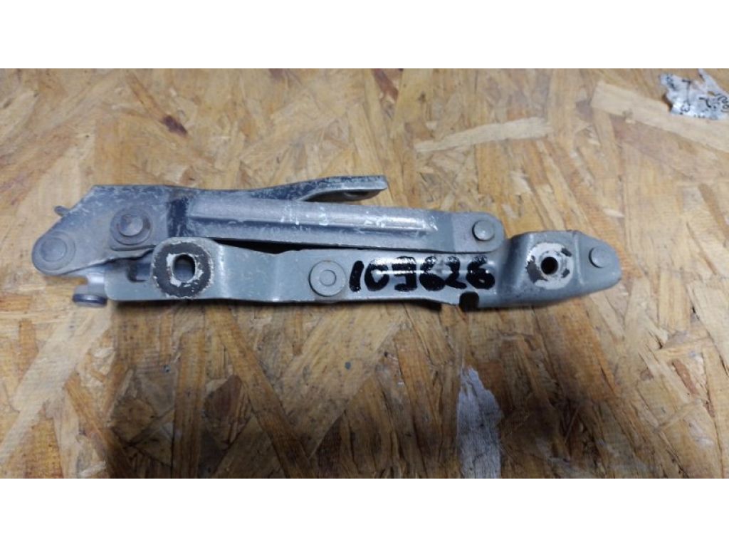 Петля кришки багажника лів. MAZDA 3 BK 03-08