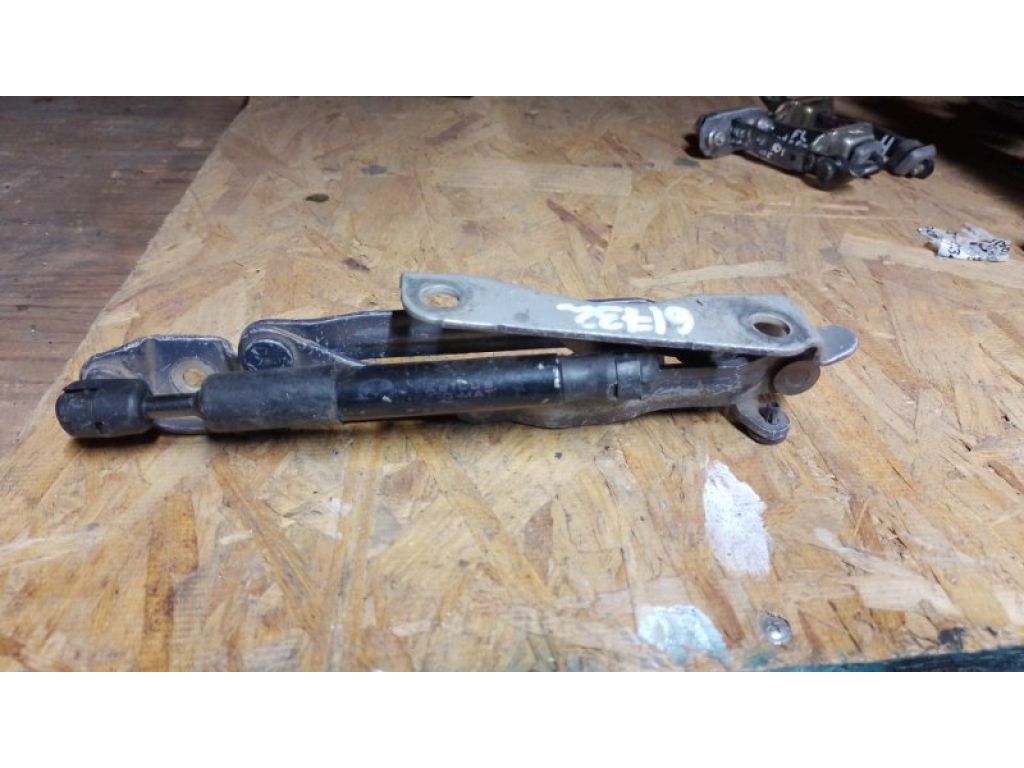 Петля кришки багажника лів. MAZDA 3 BK 03-08 - Фото 2