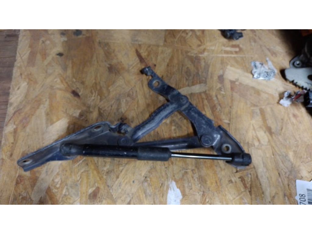 Петля кришки багажника лів. MAZDA 3 BK 03-08 - Фото 3