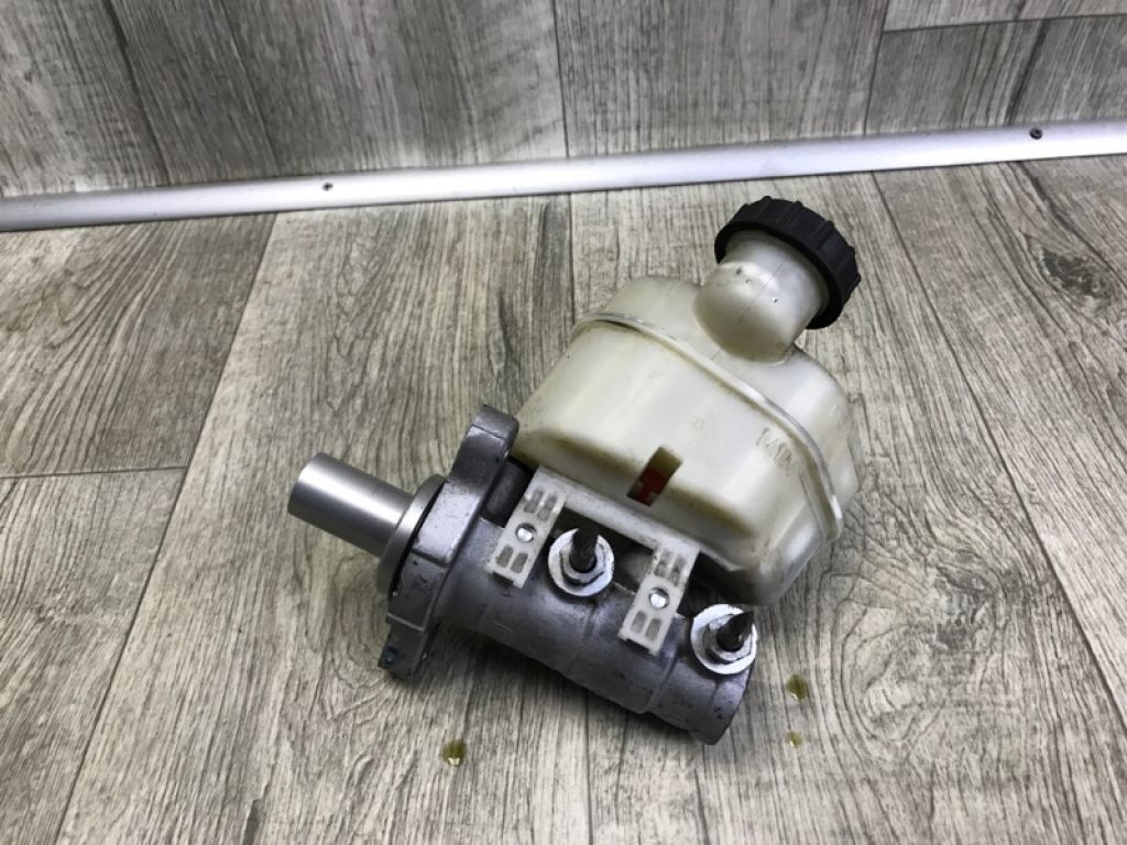 FR3Z-2140-D | Главный тормозной цилиндр FORD MUSTANG 15- - Фото 3