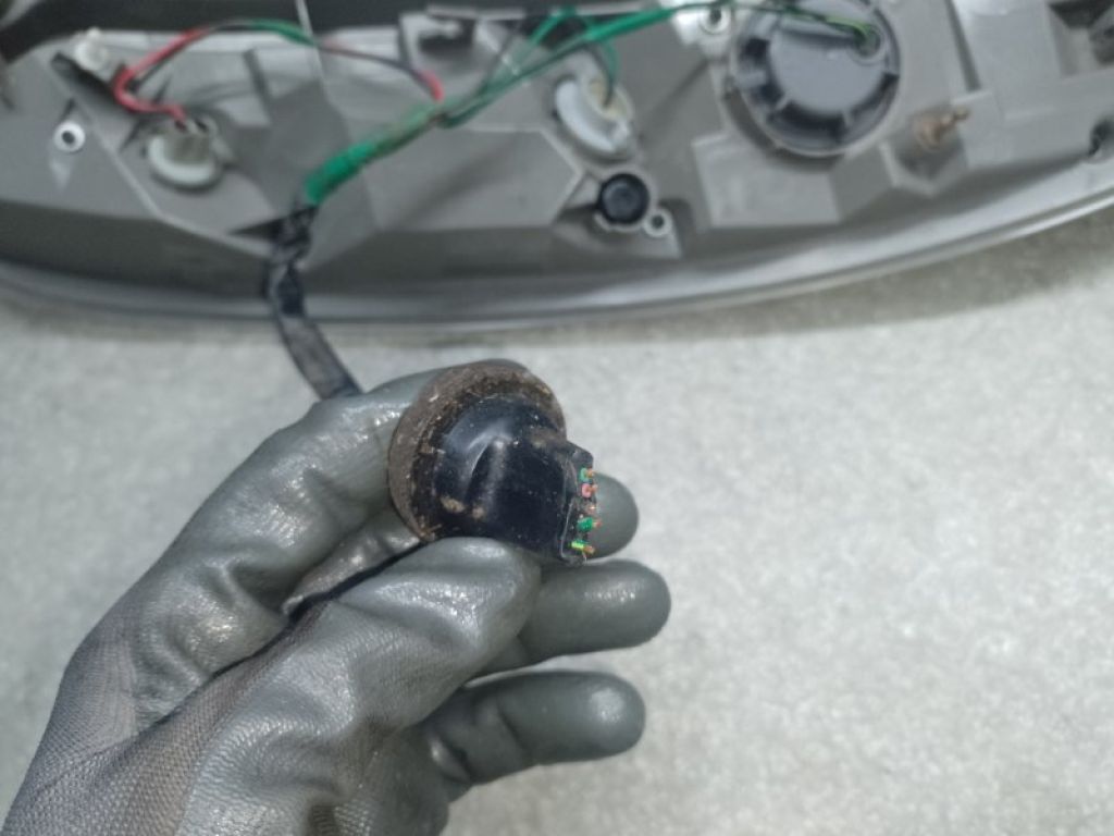 26555-3NA2A | Ліхтар зовнішній задн. лів. NISSAN LEAF 10-17 - Фото 4