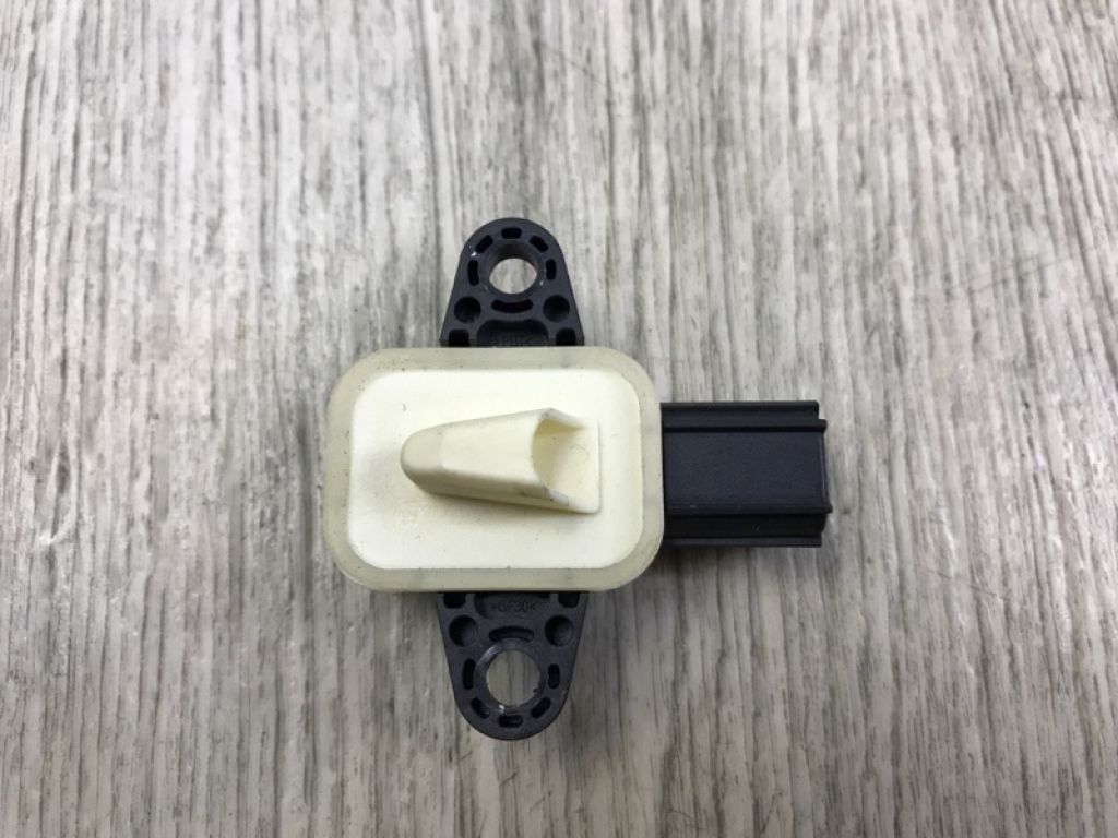 HM5Z-14B345-A | Датчик удара FORD FOCUS 10-18