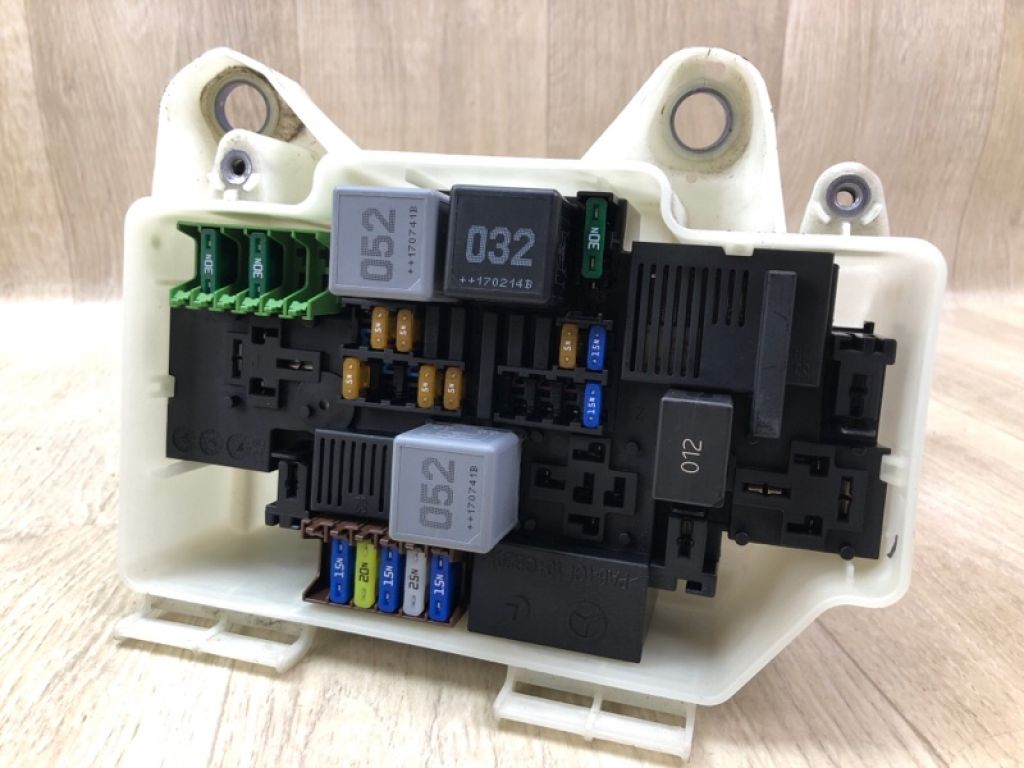 A 222 906 37 01 | Блок запобіжників моторний відсік лів. MERCEDES C-CLASS W205 16-21 - Фото 2