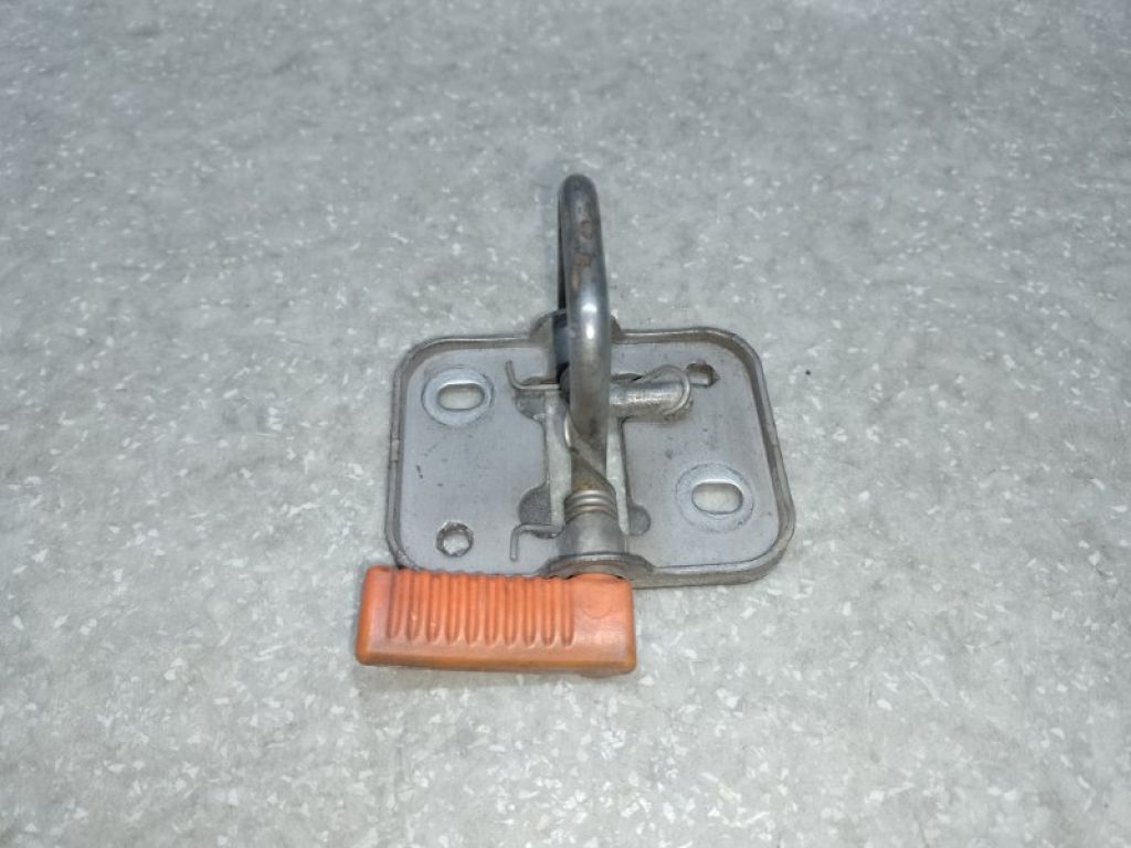 1K8 823 186 D | Петля замка капота VOLKSWAGEN JETTA USA 10-17