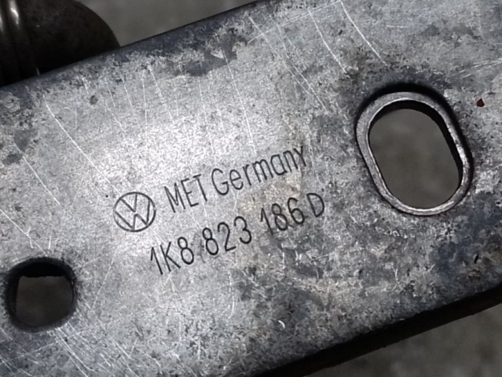 1K8 823 186 D | Петля замка капота VOLKSWAGEN JETTA USA 10-17 - Фото 4