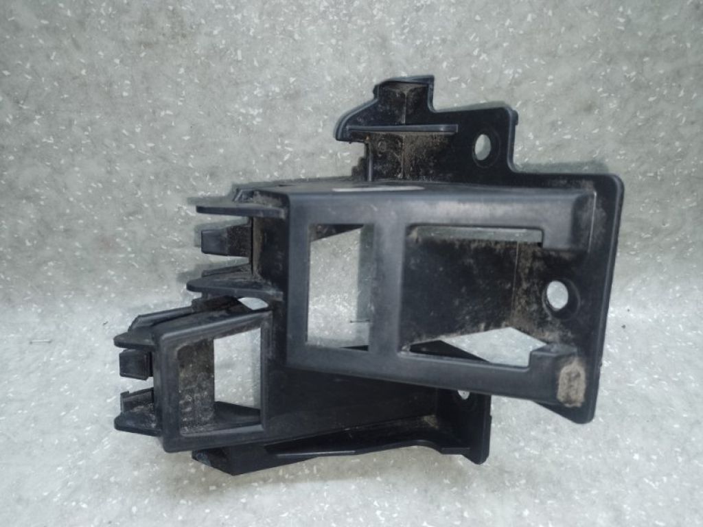 5C6 807 394 A | Кронштейн заднього бампера прав. VOLKSWAGEN JETTA USA 10-17