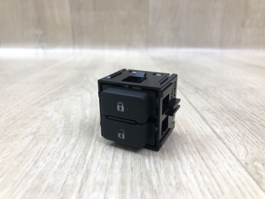 84930-0E160 | Кнопка центрального замку передн. прав. TOYOTA SIENNA 11-16