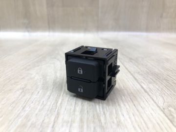 Кнопка центрального замку передн. прав. TOYOTA SIENNA 11-16